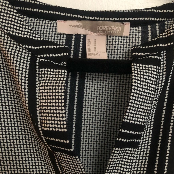 ⭐️3/for 30$⭐️ Forever 21 black and white top - Picture 2 of 3